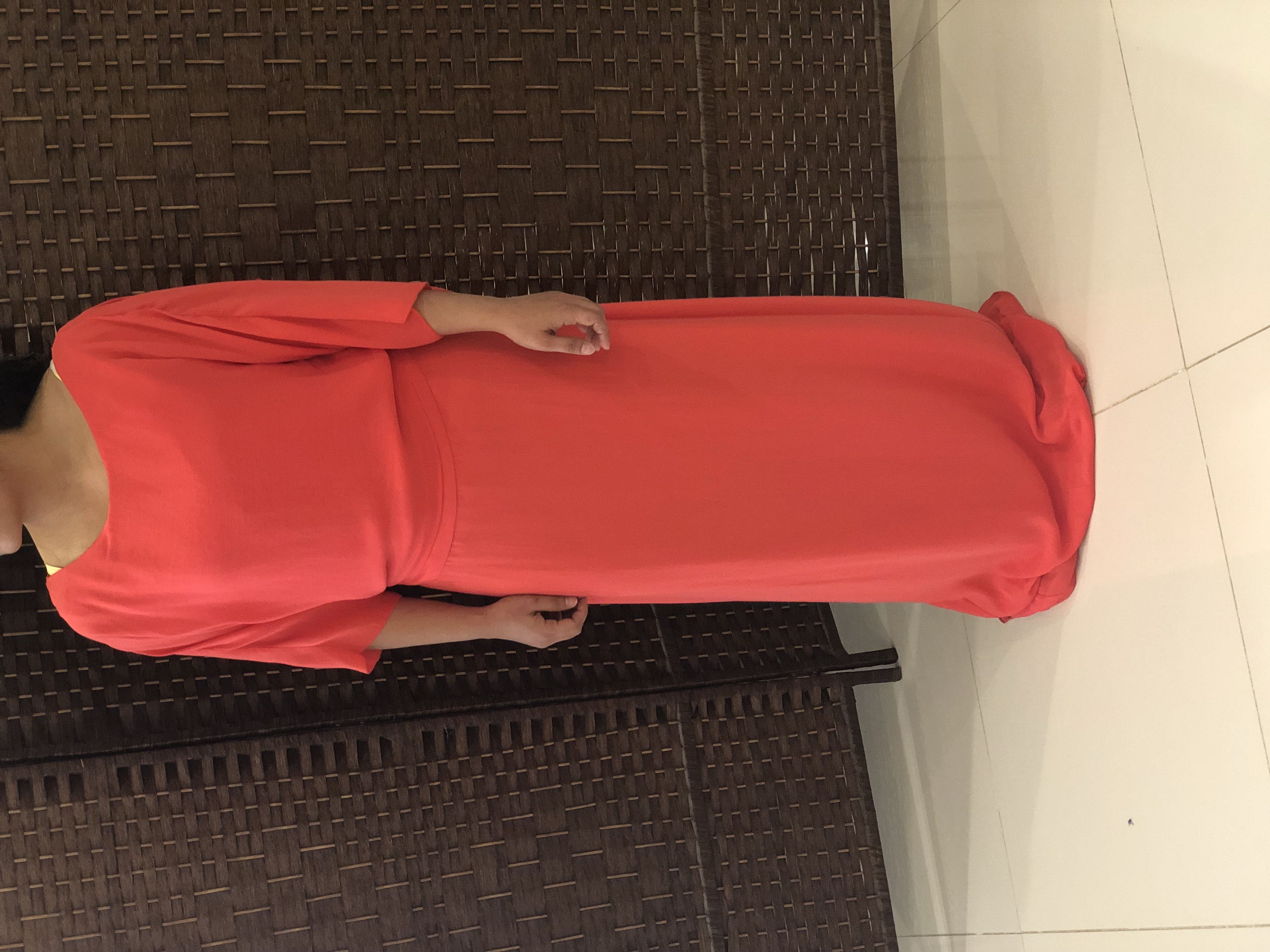 فستان راقي لبسه واحدة