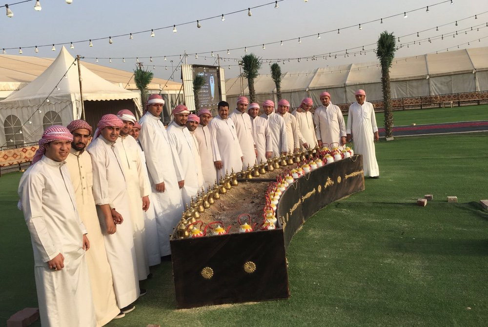 خدمة قهوجيه نوبيين شاي وقهوه وزعتر وعصير ومحمل تمرًوفاليه بركن ٦٧٧٧١٨٨٢