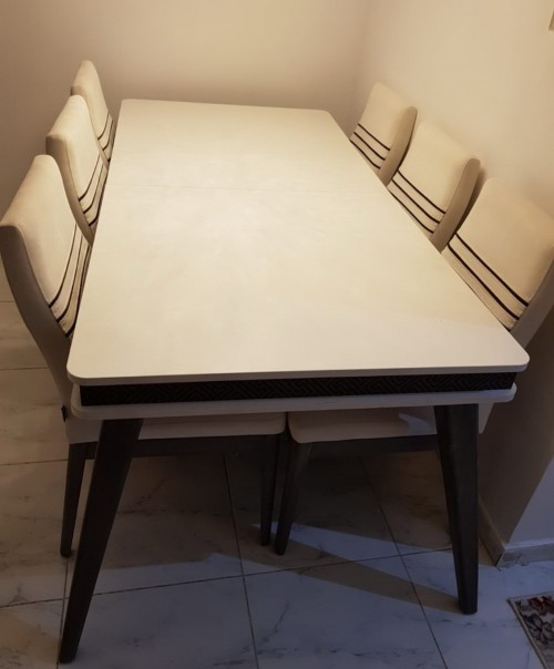 طاولة طعام مع ٦ كراسي شبه جديدة 